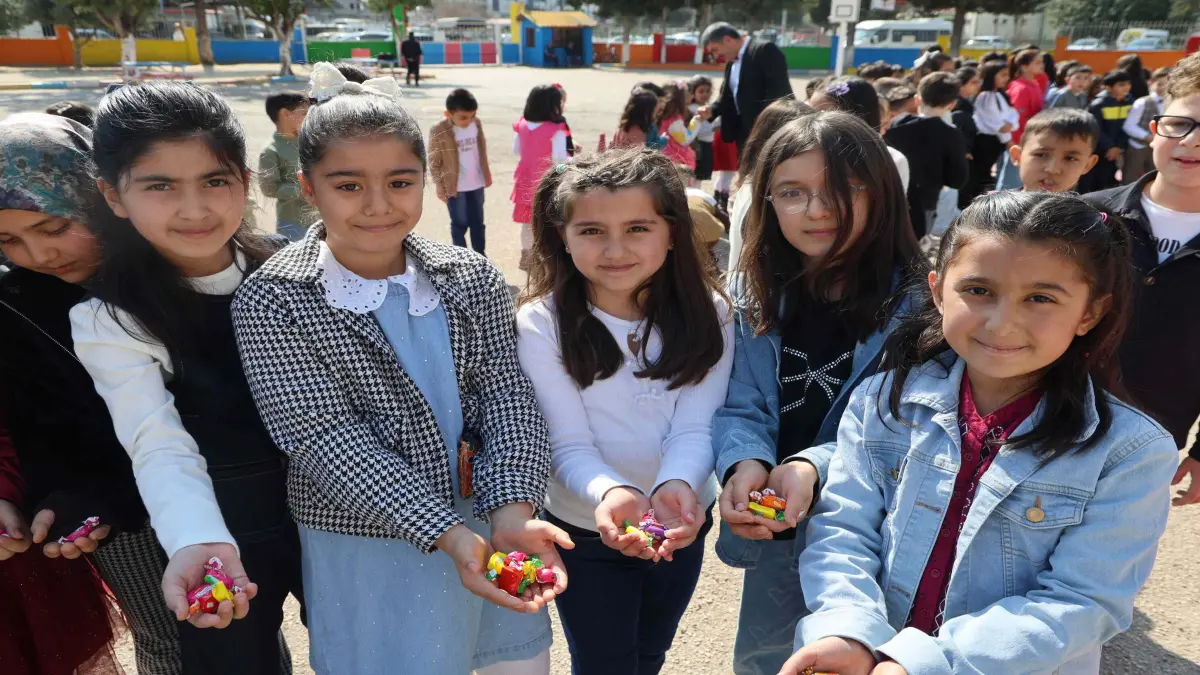 Adana Kozan'da okul bahçesinde erken bayram coşkusu