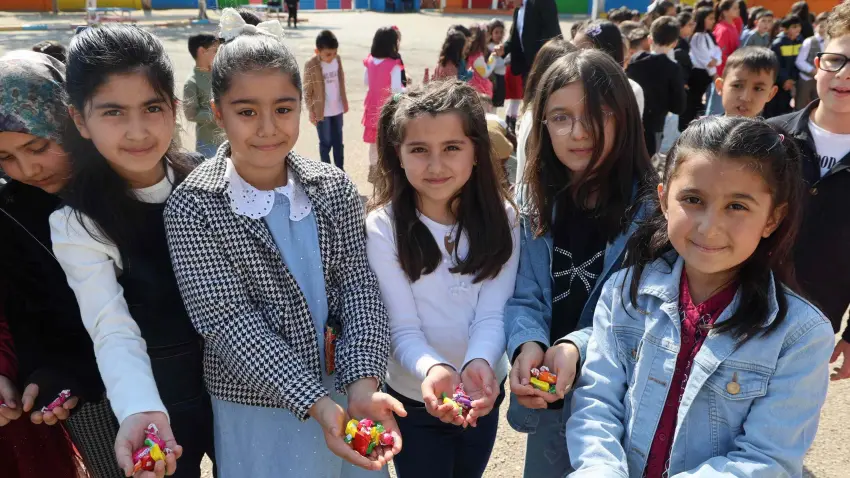 Adana Kozan'da okul bahçesinde erken bayram coşkusu