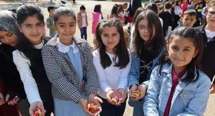 Adana Kozan'da okul bahçesinde erken bayram coşkusu