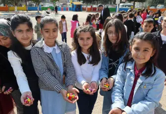 Adana Kozan'da okul bahçesinde erken bayram coşkusu