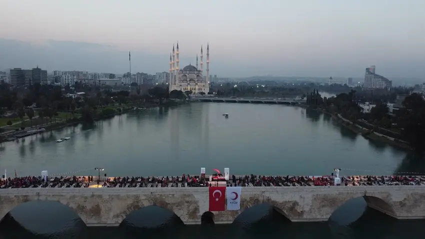 Adana Taşköprü’de Türk Kızılay’dan dev iftar: 3 bin kişi tarihi köprüde buluştu