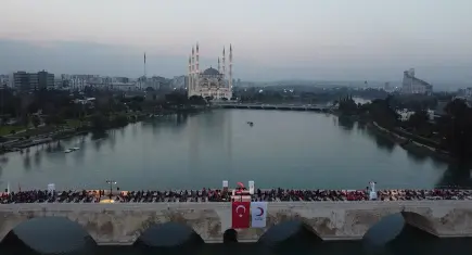Adana Taşköprü’de Türk Kızılay’dan dev iftar: 3 bin kişi tarihi köprüde buluştu