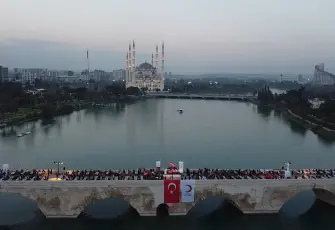 Adana Taşköprü’de Türk Kızılay’dan dev iftar: 3 bin kişi tarihi köprüde buluştu