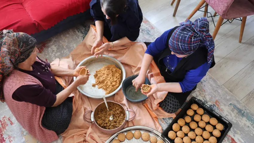 Kozan’da Ramazan Bayramı hazırlıkları başladı: Kadınlar imece usulü içli köfte yapıyor