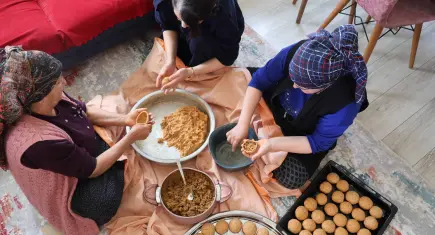 Kozan’da Ramazan Bayramı hazırlıkları başladı: Kadınlar imece usulü içli köfte yapıyor