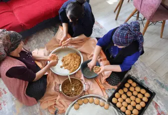 Kozan’da Ramazan Bayramı hazırlıkları başladı: Kadınlar imece usulü içli köfte yapıyor