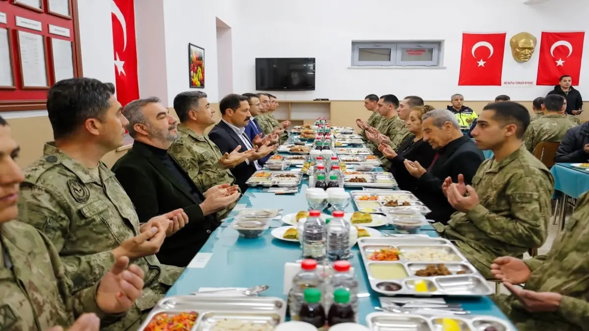 Hatay Valisi Mustafa Masatlı hudut karakolunda Mehmetçik ve şehit aileleriyle iftar yaptı