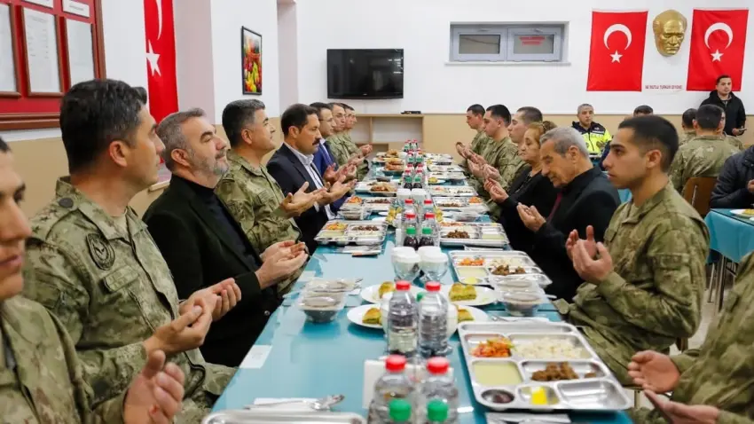 Hatay Valisi Mustafa Masatlı hudut karakolunda Mehmetçik ve şehit aileleriyle iftar yaptı