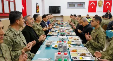 Hatay Valisi Mustafa Masatlı hudut karakolunda Mehmetçik ve şehit aileleriyle iftar yaptı