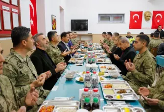 Hatay Valisi Mustafa Masatlı hudut karakolunda Mehmetçik ve şehit aileleriyle iftar yaptı