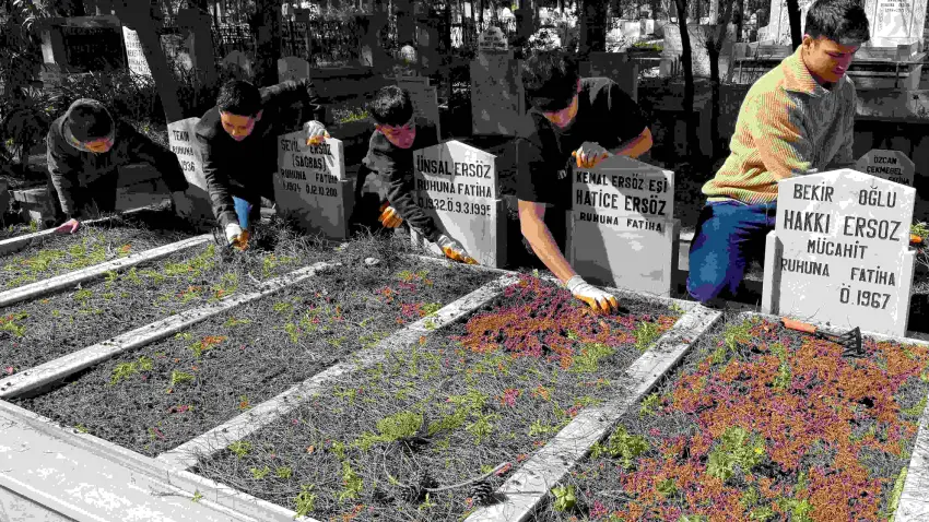 Anneannelerinin öğüdüyle başladılar, binlerce mezarı temizlediler haberinin görseli