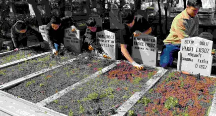 Anneannelerinin öğüdüyle başladılar, binlerce mezarı temizlediler