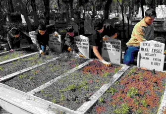 Anneannelerinin öğüdüyle başladılar, binlerce mezarı temizlediler