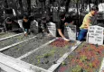 Anneannelerinin öğüdüyle başladılar, binlerce mezarı temizlediler