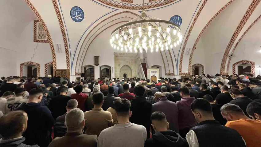Depremin ardından yeniden inşa edilen Habibi Neccar Camii, Kadir Gecesi’nde vatandaşların akınına uğradı haberinin görseli