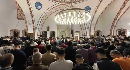 Depremin ardından yeniden inşa edilen Habibi Neccar Camii, Kadir Gecesi’nde vatandaşların akınına uğradı