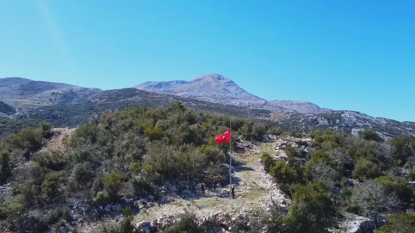 Türkiye'nin en güneyindeki mahallede 7 tepede, 7 bayrak göndere çekildi haberinin görseli