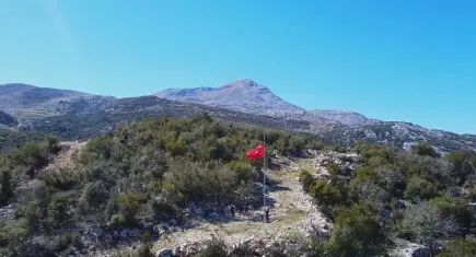 Türkiye'nin en güneyindeki mahallede 7 tepede, 7 bayrak göndere çekildi