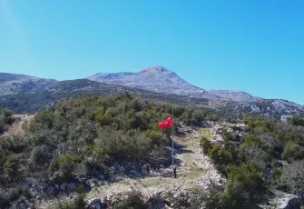 Türkiye'nin en güneyindeki mahallede 7 tepede, 7 bayrak göndere çekildi